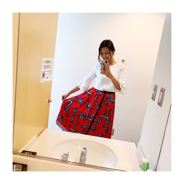 長沢美月さんのインスタグラム写真 - (長沢美月Instagram)「先週のズムサタ衣装👗 赤のスカートが可愛かった🥰 #ズムサタ #衣装 #ブログ更新しました」5月8日 17時49分 - _mizuki_0212