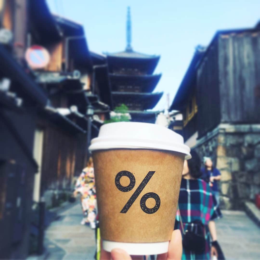 フレシャス公式(FRECIOUS) さんのインスタグラム写真 - (フレシャス公式(FRECIOUS) Instagram)「みなさま、こんにちは。 新元号「令和」がスタートして1週間。 GWはどのように過ごされましたか？ . 私は、旅行も兼ねて関西に住む友人に 会いにいったのですが 京都のカフェ巡りや美術館に行くなど ゆっくり過ごすことができました^^ . 写真はずっと行きたかったコーヒー屋さん 「％ARABICA （#アラビカ）」！ . とってもとっても混んでいましたが、 白を基調とした店内と美味しいカフェラテに 癒されました！ . 京都には八坂神社近くの東山店と 2号店の嵐山店があります。 皆さまも機会ありましたら ぜひ立ち寄ってみてくださいね♪ . コーヒー豆も購入したので、おうちカフェは しばらくアラビカコーヒーを堪能します！ . さて、5月=皐月は旧暦でいうと すでに夏真っただ中なのだとか。。 それもそのはず、日差しがどんどん強くなり すでに夏気分の方もいらっしゃるのでは…？ . 早めの熱中症対策を心がけましょう！^^ . （編集部Y） . ───────────── ★GWキャンペーン実施中★ こちらよりフォローしてください♪ ↓　↓　↓ 【フレシャス公式】 @frecious_official ───────────── . #フレシャス #FRECIOUS #天然水#ウォーターサーバー#waterserver#丁寧な暮らし#arabicakyoto#アラビカ京都#アラビカコーヒー#京都カフェ#カフェ巡り#おうちカフェ#cafe#coffee#カフェラテ#GW#令和#5月#水分補給#熱中症対策」5月8日 17時51分 - frecious_official