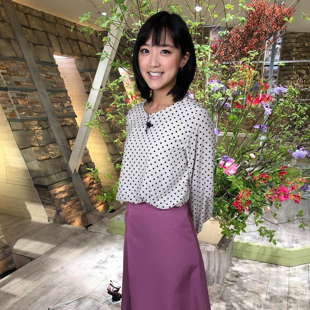 竹内由恵さんのインスタグラム写真 - (竹内由恵Instagram)「更新が遅くなってしまいました！先週の報道ステーションの衣装をご紹介します✨今日も東京は気持ちの良い天気でしたが、衣装も半袖が多くなってきました^_^  1枚目 ブラウス・スカート NOLLEY'S(ノーリーズ) 2枚目 カーディガン・ワンピース EPOCA THE SHOP(エポカ ザ ショップ) 3枚目 ブラウス・スカート AMACA(アマカ) 4枚目 ブラウス・スカート INED(イネド) 5枚目 カーディガン・パンツ NOLLEY'S(ノーリーズ)  #nolleys #epocatheshop #amaca #ined #アナウンサー衣装」5月8日 18時02分 - yoshie0takeuchi