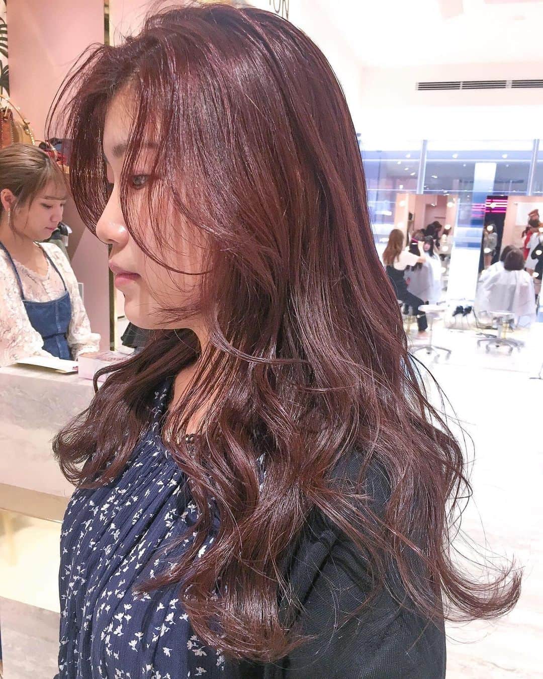 原涼香のインスタグラム：「ㅤㅤㅤㅤㅤㅤㅤㅤㅤㅤㅤㅤㅤ cherry red  brown 🍒🍩 大人っぽくなれるレッドカラー ブリーチなしです！ ㅤㅤㅤㅤㅤㅤㅤㅤㅤㅤㅤㅤㅤ  #SHIMA #SHIMA_SIX_GINZA #韓国スタイル #オルチャンヘア #シースルーバング #タンバルモリ #ヨシンモリ #단발머리 #머리스타그램 #훈스타그램 #얼스타그램 #머리스타그램 #일본 #단발머리 #여신머리 #시스루뱅 #데일리록 #한국 #미용사 #서울 #데일리룩 #오늘의흔녀 #롱헤어 #おくれ毛カット #애교머리 #레이어드컷」