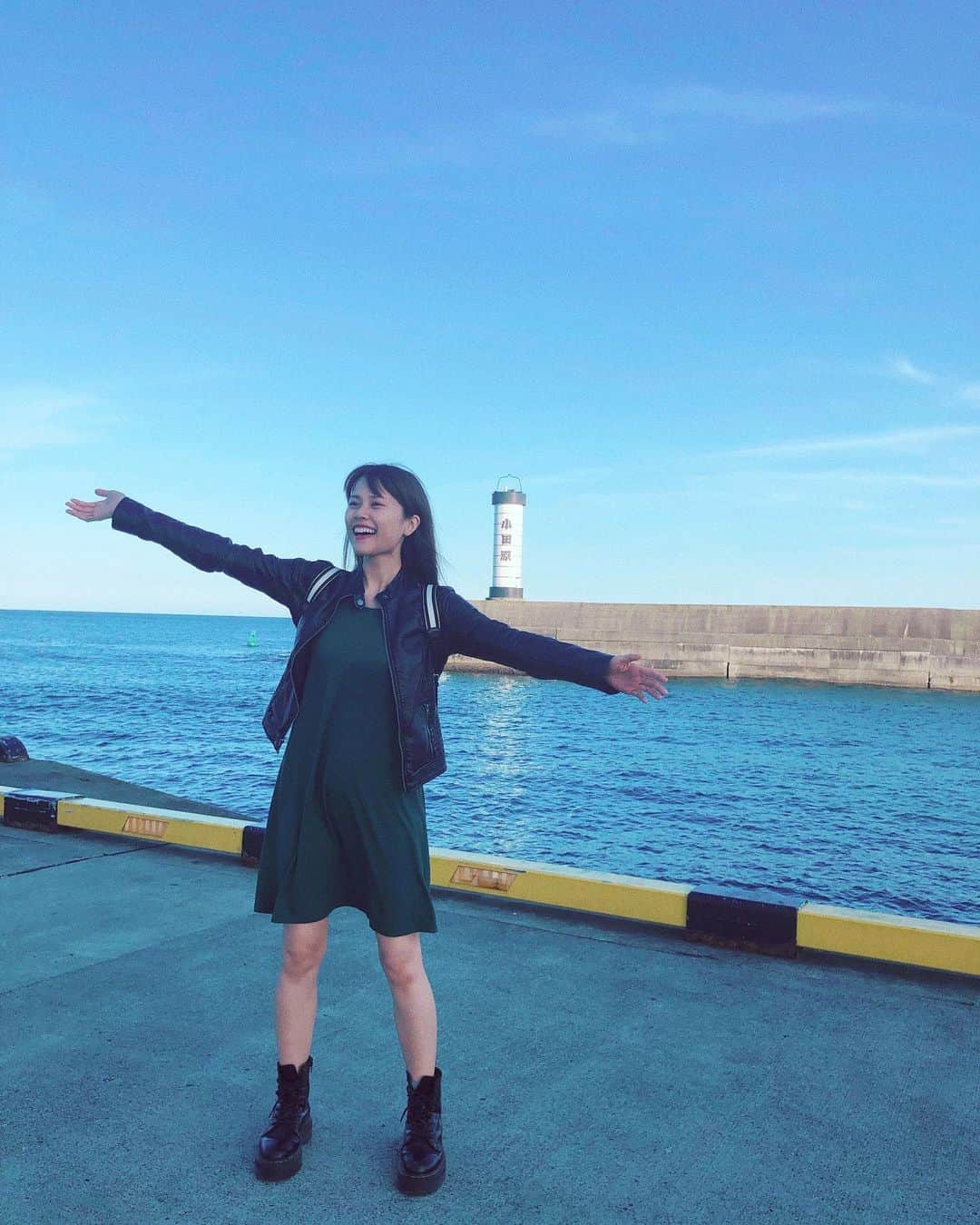 のインスタグラム：「‪メイクを落として‬、ただただリラックスする小田原の旅💭‬ 潮の香りを思いっきり吸い込んで‬ ‪真っ青な風に吹かれて‬ どこまでも透明になっていくような気持ち！‬幸せだ〜…✨‬」