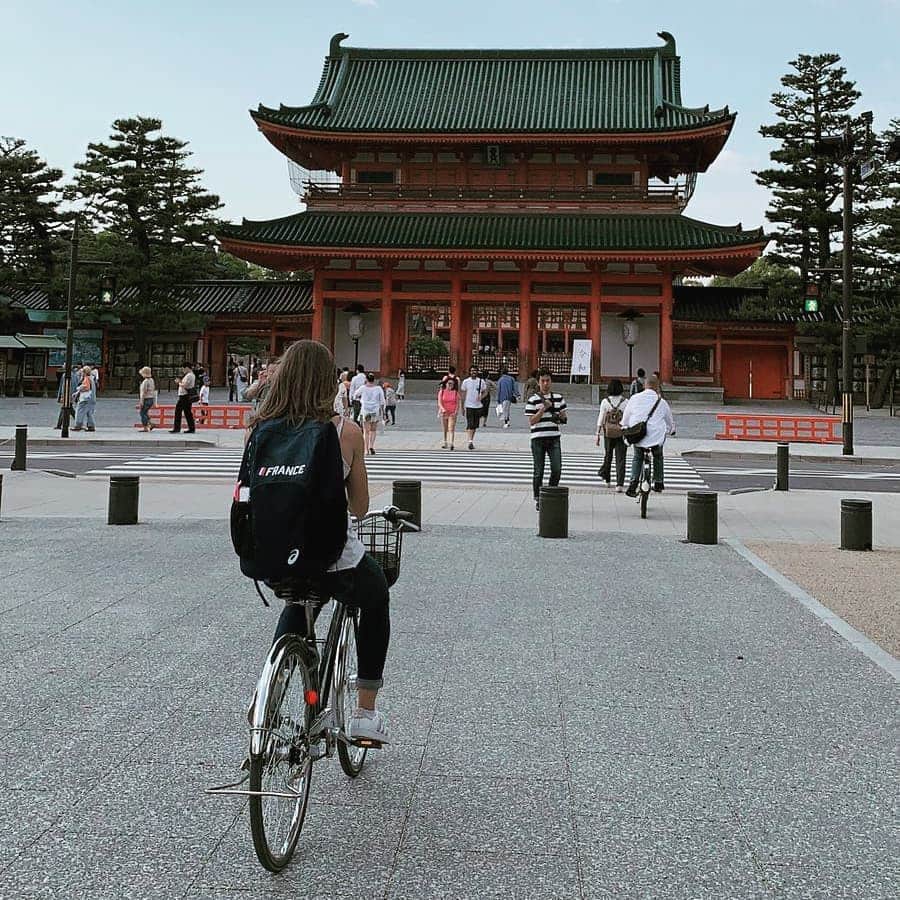 Amandine BROSSIERさんのインスタグラム写真 - (Amandine BROSSIERInstagram)「Une touriste à Kyoto ⛩️🎏 #kyoto #japan #tourism #dayoff #onmybike」5月8日 17時59分 - amandine.brossier