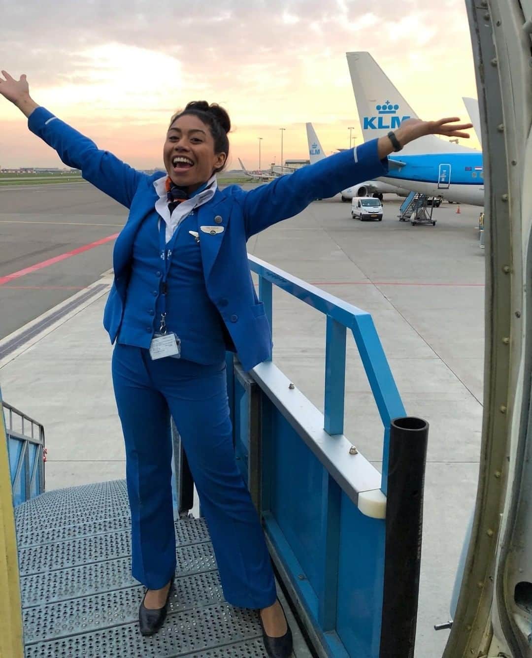 KLMオランダ航空さんのインスタグラム写真 - (KLMオランダ航空Instagram)「Ready for another day at the office! #KLM #KLMRoyalDutchAirlines #FlyKLM ⁣ 📸 by @amiienss⁣ .⁣ .⁣ .⁣ #dreamjob #cabinattendant #crewlife #Schiphol #aviation⁣」5月8日 18時00分 - klm