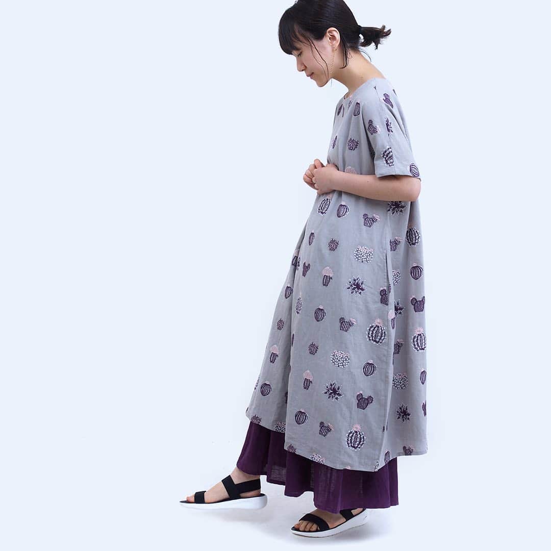 marbleSUD(マーブルシュッド) のインスタグラム：「麻100%のシャリ感が、涼しく心地よい「Linen Tuck Skirt」。カラーは豊富な4色展開。鮮やかな夏色をコーデに取り入れて初夏を先取りしてみませんか？ワンピの下に重ねても素敵ですよ。 ・ #marblesud #マーブルシュッド #コーデ #コーディネート #ナチュラル #大人カジュアル #linen #リネン #麻 #初夏 #coordinate #marbleSUDコーデ」