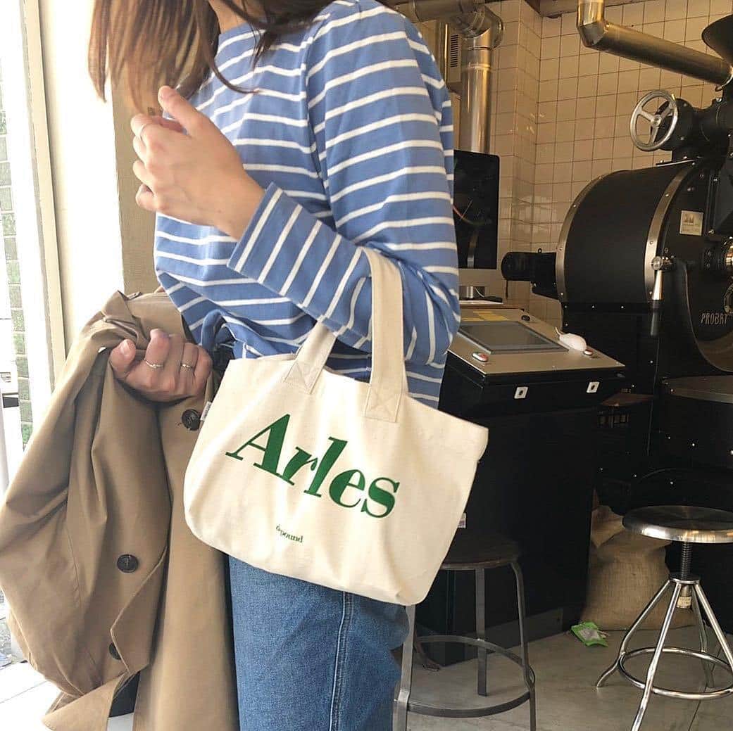 のインスタグラム：「. グリーンのロゴがポイントのトートバッグ。こちらのアイテムは、『depound 드파운드 @depound 』で購入することができます。カジュアルでファッションのアクセントになってくれること間違いなしですね！ . MERYでは他にも「かわいい」に近づくさまざまな情報を発信しています。 @mery.beauty コスメ・美容に特化した情報をお届け♡ @mery_spot 話題のカフェやお出かけスポットをご紹介！ こちらもぜひチェックしてみてください！ . . photo by @____kn26 . #MERY #regram #instagram #instafashion #fashion #ootd #coordinate #depound #데일리록 #옷스타그램 #오오티디 #코디 #패션 #패션피플 #トートバッグ  #カジュアル #韓国ブランド #シンプル #バッグ #ハンドバッグ #ボーダー #コーデ #コーディネート #ファッション #今日のコーデ #今日の服 #お洒落 #お洒落さんと繋がりたい #MERY女子 #メリー」