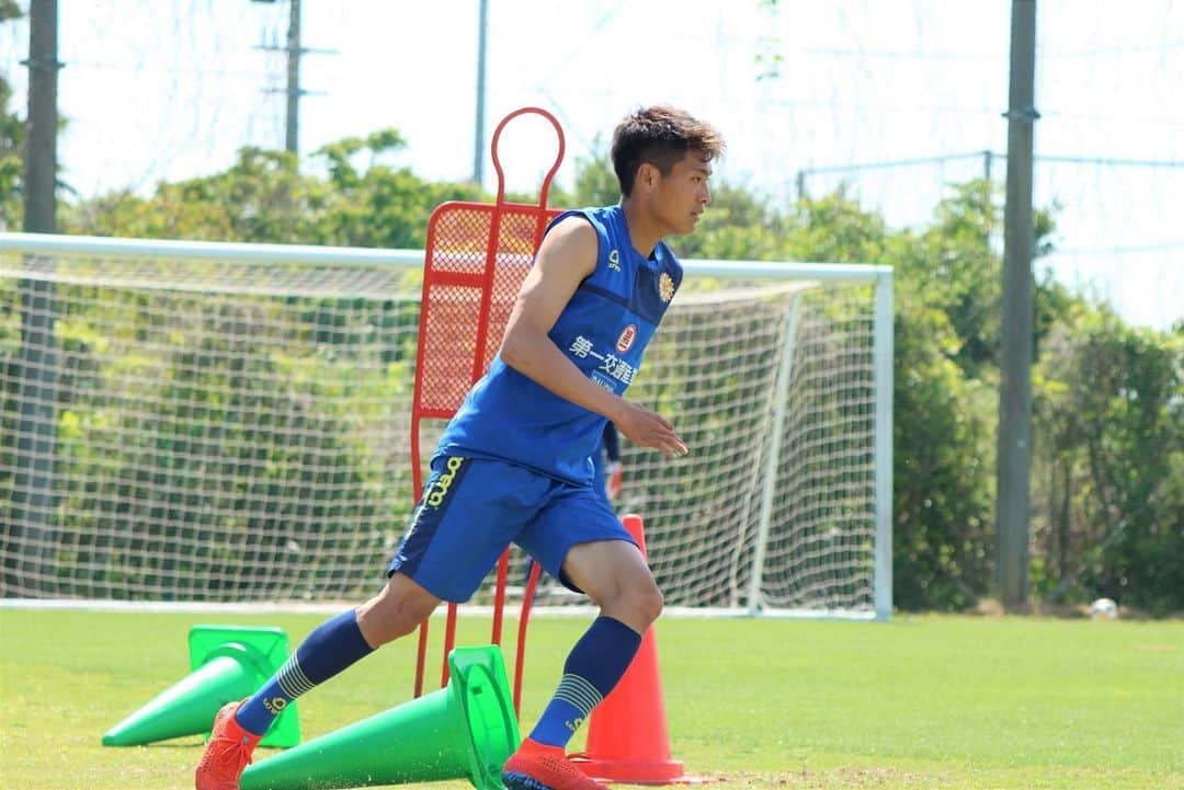 ギラヴァンツ北九州さんのインスタグラム写真 - (ギラヴァンツ北九州Instagram)「12日の福岡県サッカー選手権大会決勝に備え、本日より天皇杯ボールを入れてのトレーニング⚽️ . #giravanz #kitakyushu #北九州 #天皇杯ボール #打越大樹 #新井博人 #本山雅志 #藤原奏哉 #川島大地 #茂平 #町野修斗 #ディサロ燦シルヴァーノ」5月8日 18時04分 - giravanz_kitakyushu