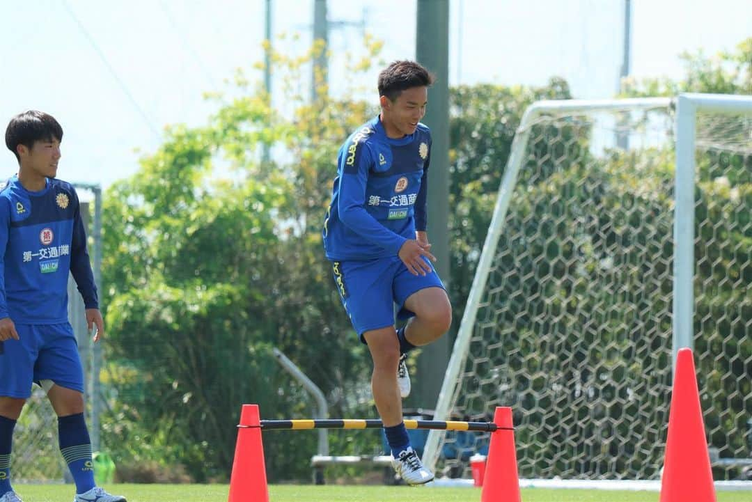 ギラヴァンツ北九州さんのインスタグラム写真 - (ギラヴァンツ北九州Instagram)「12日の福岡県サッカー選手権大会決勝に備え、本日より天皇杯ボールを入れてのトレーニング⚽️ . #giravanz #kitakyushu #北九州 #天皇杯ボール #打越大樹 #新井博人 #本山雅志 #藤原奏哉 #川島大地 #茂平 #町野修斗 #ディサロ燦シルヴァーノ」5月8日 18時04分 - giravanz_kitakyushu