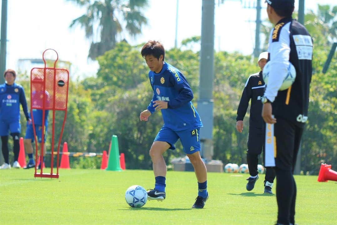 ギラヴァンツ北九州さんのインスタグラム写真 - (ギラヴァンツ北九州Instagram)「12日の福岡県サッカー選手権大会決勝に備え、本日より天皇杯ボールを入れてのトレーニング⚽️ . #giravanz #kitakyushu #北九州 #天皇杯ボール #打越大樹 #新井博人 #本山雅志 #藤原奏哉 #川島大地 #茂平 #町野修斗 #ディサロ燦シルヴァーノ」5月8日 18時04分 - giravanz_kitakyushu