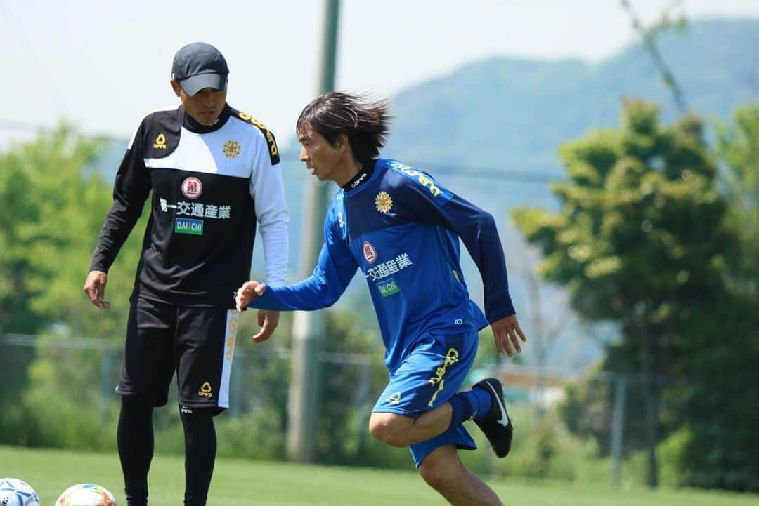 ギラヴァンツ北九州さんのインスタグラム写真 - (ギラヴァンツ北九州Instagram)「12日の福岡県サッカー選手権大会決勝に備え、本日より天皇杯ボールを入れてのトレーニング⚽️ . #giravanz #kitakyushu #北九州 #天皇杯ボール #打越大樹 #新井博人 #本山雅志 #藤原奏哉 #川島大地 #茂平 #町野修斗 #ディサロ燦シルヴァーノ」5月8日 18時04分 - giravanz_kitakyushu