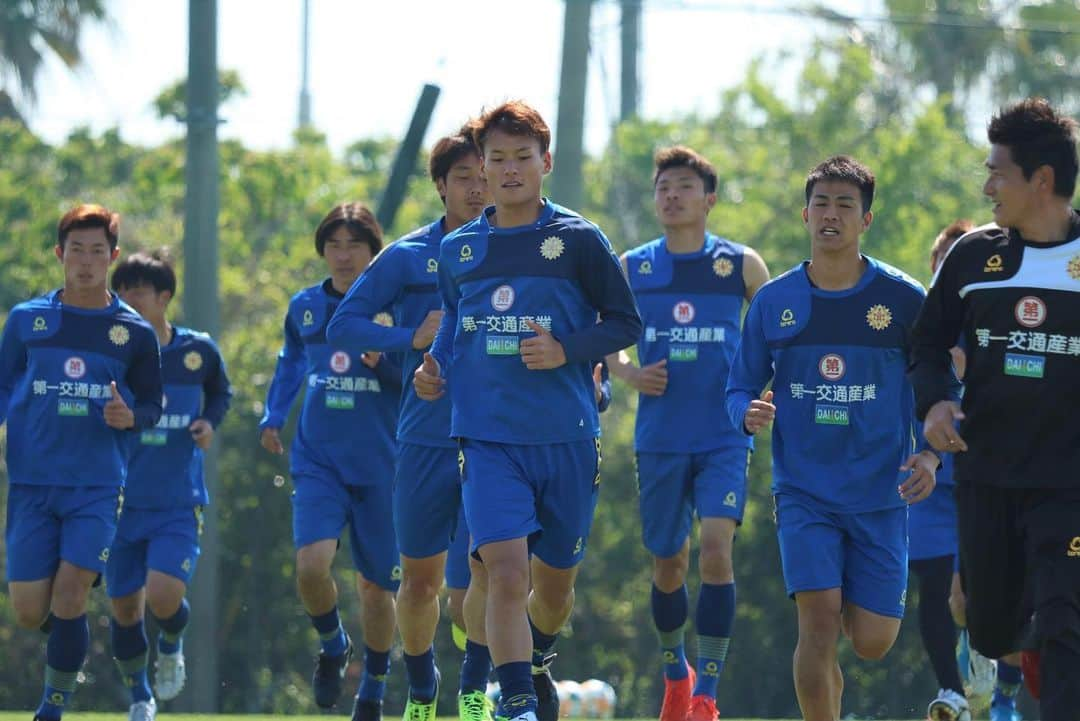 ギラヴァンツ北九州さんのインスタグラム写真 - (ギラヴァンツ北九州Instagram)「12日の福岡県サッカー選手権大会決勝に備え、本日より天皇杯ボールを入れてのトレーニング⚽️ . #giravanz #kitakyushu #北九州 #天皇杯ボール #打越大樹 #新井博人 #本山雅志 #藤原奏哉 #川島大地 #茂平 #町野修斗 #ディサロ燦シルヴァーノ」5月8日 18時04分 - giravanz_kitakyushu