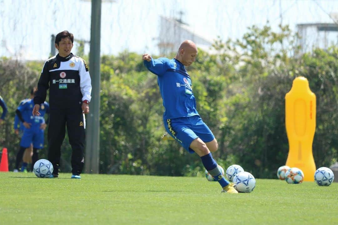 ギラヴァンツ北九州さんのインスタグラム写真 - (ギラヴァンツ北九州Instagram)「12日の福岡県サッカー選手権大会決勝に備え、本日より天皇杯ボールを入れてのトレーニング⚽️ . #giravanz #kitakyushu #北九州 #天皇杯ボール #打越大樹 #新井博人 #本山雅志 #藤原奏哉 #川島大地 #茂平 #町野修斗 #ディサロ燦シルヴァーノ」5月8日 18時04分 - giravanz_kitakyushu