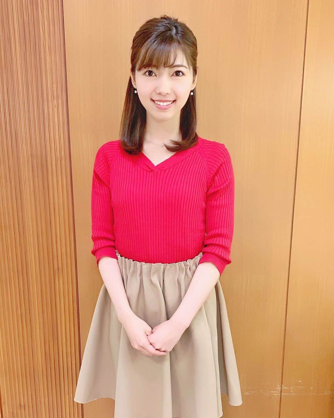 のインスタグラム：「はやドキ💛﻿﻿ ありがとうございました😊﻿﻿ ﻿﻿ 今日は真っ赤な衣装で﻿﻿ オンエアに臨みましたよ🌹﻿﻿ ﻿﻿ さて、今日は#UNO のルールの話題についても﻿﻿ 盛り上がりました！﻿﻿ まさかドロー2やドロー4は﻿﻿ 積み重ねしてはいけなかったなんて😵笑﻿﻿ ﻿ 自分が仕掛けたのに結局自分が﻿ 大量にとることになったりしたなぁ…笑﻿ ﻿﻿ 皆さんの #ローカルルール あったら教えてください🤭﻿﻿ ﻿ #はやドキ #tbs #アナウンサー ﻿ #セントフォース#川又智菜美 #衣装」