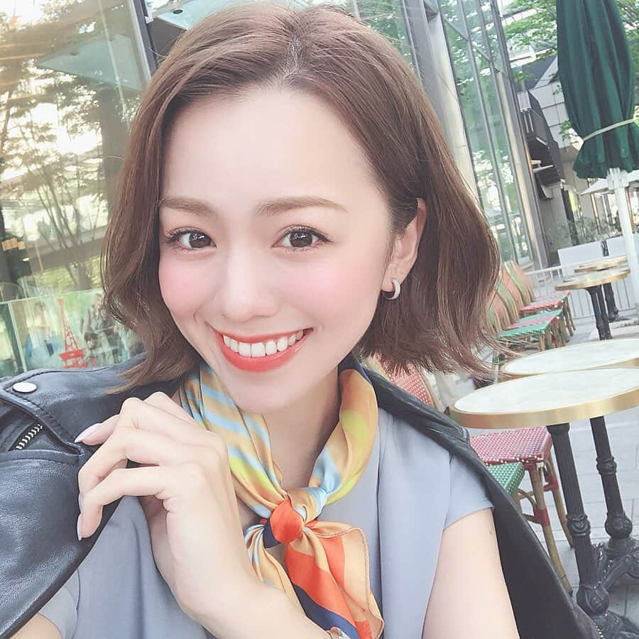 黒田真友香さんのインスタグラム写真 - (黒田真友香Instagram)「昨日買ったリップの色合わせが めっちゃ可愛かったので共有🥰  #mac テイストミー ＋ #clarins タンジェリン  テイストミーは明るいオレンジに少し白が入ったみたいなクリーミーな色🥰  それにクラランスのリップオイル重ねると透明感出て最強😭💓 マックの口紅は色可愛いけど乾燥するから苦手だったんだけど、オイル重ねることでそれも気にならなくなるし！最高！  今年の夏リピート決定の組み合わせ💄  #イエベ春 #イエベリップ #リップ💄 #まゆがお」5月8日 18時07分 - kurodamayukaxx