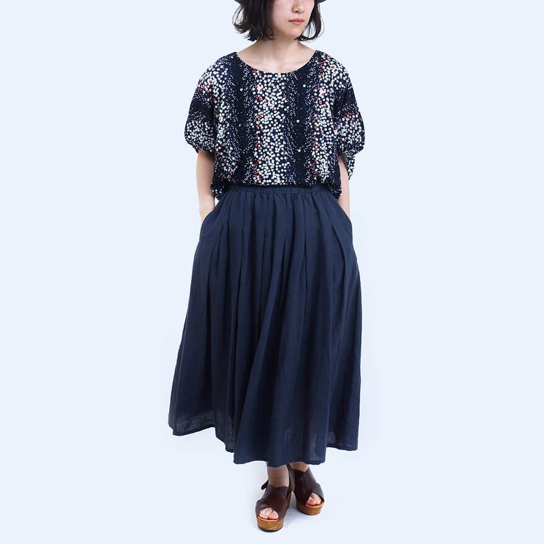 marbleSUD(マーブルシュッド) のインスタグラム：「麻100%のシャリ感が、涼しく心地よい「Linen Tuck Skirt」。カラーは豊富な4色展開。鮮やかな夏色をコーデに取り入れて初夏を先取りしてみませんか？ ・ #marblesud #マーブルシュッド #コーデ #コーディネート #ナチュラル #大人カジュアル #linen #リネン #麻 #初夏 #coordinate #marblesudコーデ」