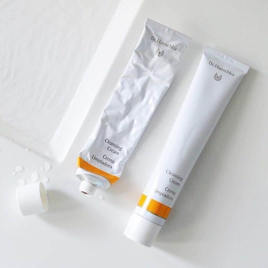 Dr. Hauschka Japan ドクターハウシュカさんのインスタグラム写真 - (Dr. Hauschka Japan ドクターハウシュカInstagram)「【つぶつぶのアーモンドの洗顔ペースト、クレンズクリーム】界面活性剤フリーの泡立たない洗顔で、お肌に必要なうるおいやバリア機能は保ったまま、余分な角質や老廃物をオフ。一度お試しいただきたい洗いあがりは、お肌がしっとりとモチモチになります。 . Dr.ハウシュカ独自のユニークな洗顔ペーストは、ペースト状で角質除去&毛穴ケア効果もあります。紫外線ダメージや季節の移り変わりで揺らぎやすく敏感なお肌を、アーモンドペーストで優しく洗いあげて、カモミールやカレンデュラ、セントジョーンズワートなどのケア成分がしっかりお肌を守ります。 . お肌の調子のすぐれない方、コンディションが安定しない時には、基本のクレンジングや洗顔を見直すと、お肌は答えてくれます。これからの季節に負けないすこやかな素肌を目指しましょう。😊 ・・・・・・・・・・・・・・・・・・・・・・・・・ 詳しくは公式ホームページへ→@drhauschkajapan ・・・・・・・・・・・・・・・・・・・・・・・・・ #drhauschka #Drハウシュカ #ドクターハウシュカ #ナチュラルコスメ #ナチュラル #オーガニックコスメ #スキンケア #オーガニックスキンケア #ナチュラルメイクアップ #ゆらぎ肌 #敏感肌 #オーガニックメイク #メイクアップ #drhauschkalive #natrue #認証オーガニック #サステナブルビューティ #エイジングケア #自然派 #植物エキス #クレンズクリーム #洗顔ペースト #うるおい #保湿 #洗顔料 #洗顔 #界面活性剤フリー#カレンデュラ#アーモンド#カモミール」5月8日 18時07分 - drhauschkajapan