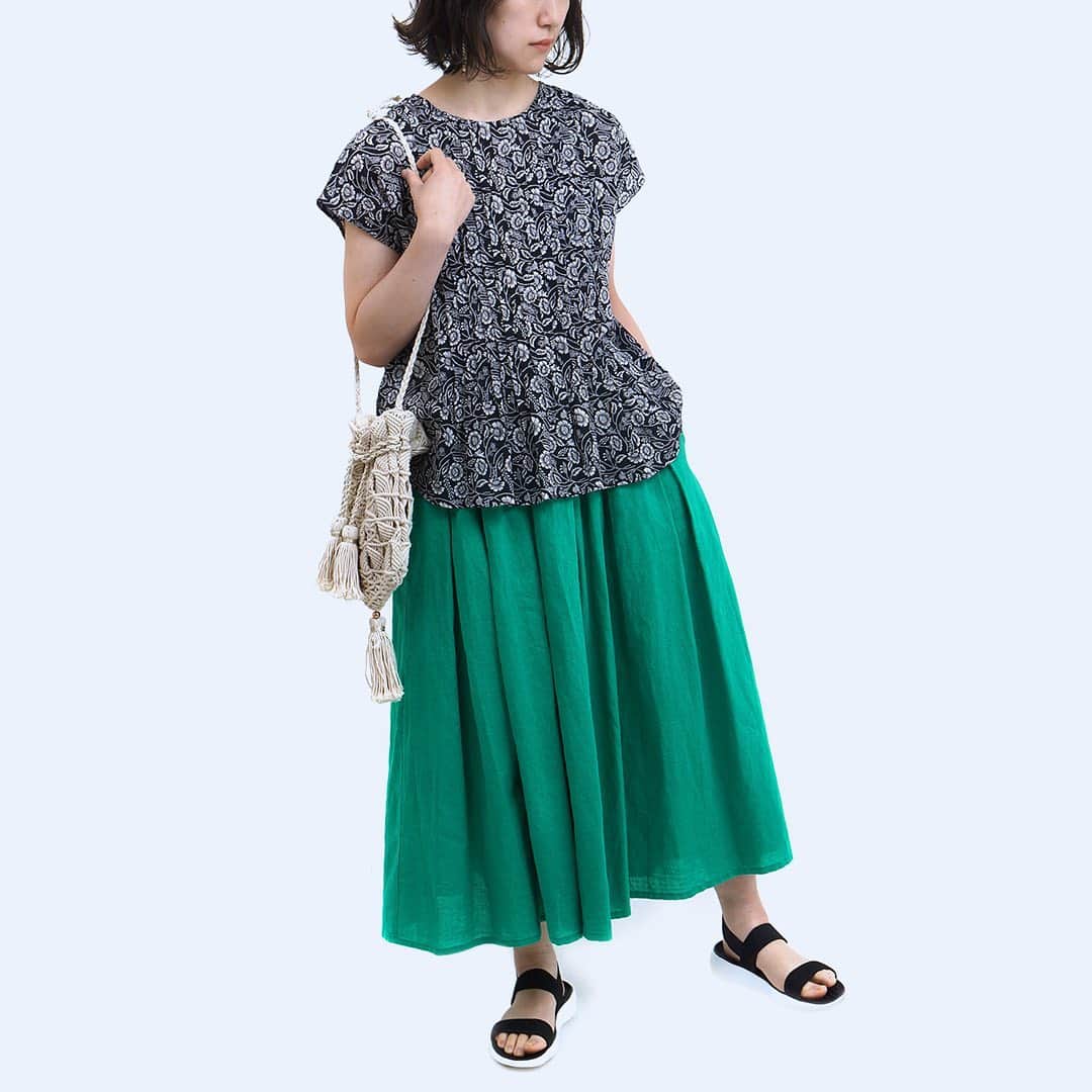 marbleSUD(マーブルシュッド) のインスタグラム：「麻100%のシャリ感が、涼しく心地よい「Linen Tuck Skirt」。カラーは豊富な4色展開。鮮やかな夏色をコーデに取り入れて初夏を先取りしてみませんか？ ・ #marblesud #マーブルシュッド #コーデ #コーディネート #ナチュラル #大人カジュアル #linen #リネン #麻 #初夏 #coordinate #marbleSUDコーデ」