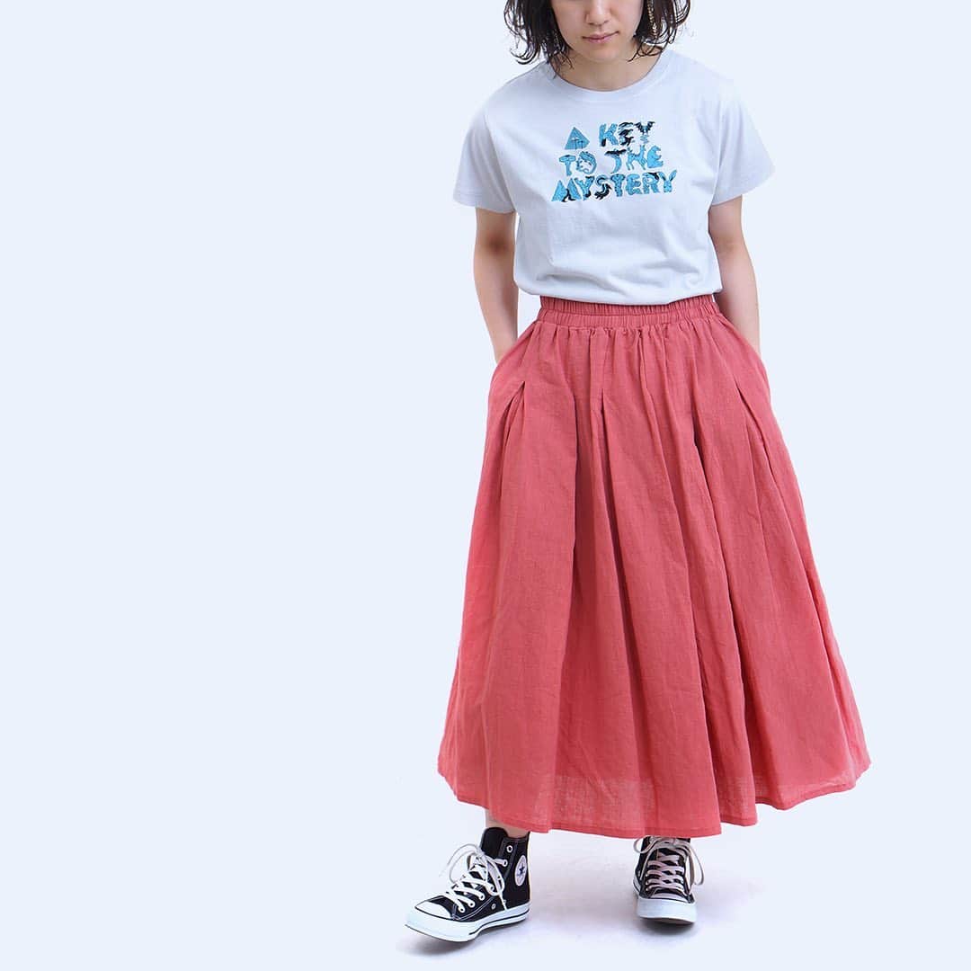 marbleSUD(マーブルシュッド) のインスタグラム：「麻100%のシャリ感が、涼しく心地よい「Linen Tuck Skirt」。カラーは豊富な4色展開。鮮やかな夏色をコーデに取り入れて初夏を先取りしてみませんか？ ・ #marblesud #マーブルシュッド #コーデ #コーディネート #ナチュラル #大人カジュアル #linen #リネン #麻 #初夏 #coordinate #marblesudコーデ」