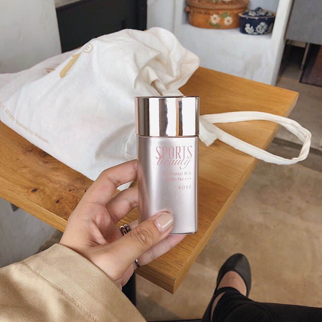 KOSE SportsBeautyのインスタグラム：「. 今日のお出かけのお供は「サンプロテクト ミルクタイプ」✨ サラッとした軽いつけ心地で塗り直し後のお肌の負担感も少ないのがポイント🙆‍♀️💕 紫外線はお肌にとって大敵！ SPORTS beautyの日やけ止めで快適な毎日を過ごそう♪ ■KOSE SPORTS beauty サンプロテクト ミルクタイプ  #SPORTSbeauty #スポーツビューティ #スポビ #スポ美 #スポ美クラブ  #KOSE #コーセー #日焼け予防 #日焼け止め #日焼け対策 #紫外線 #紫外線対策 #紫外線予防 #UV #UV対策 #UVミルク  #suncare #美肌 #メタリックピンク #手元 #手元倶楽部 #カフェ部 #カフェ活 #カフェ大好き #カフェタイム #東京カフェ」
