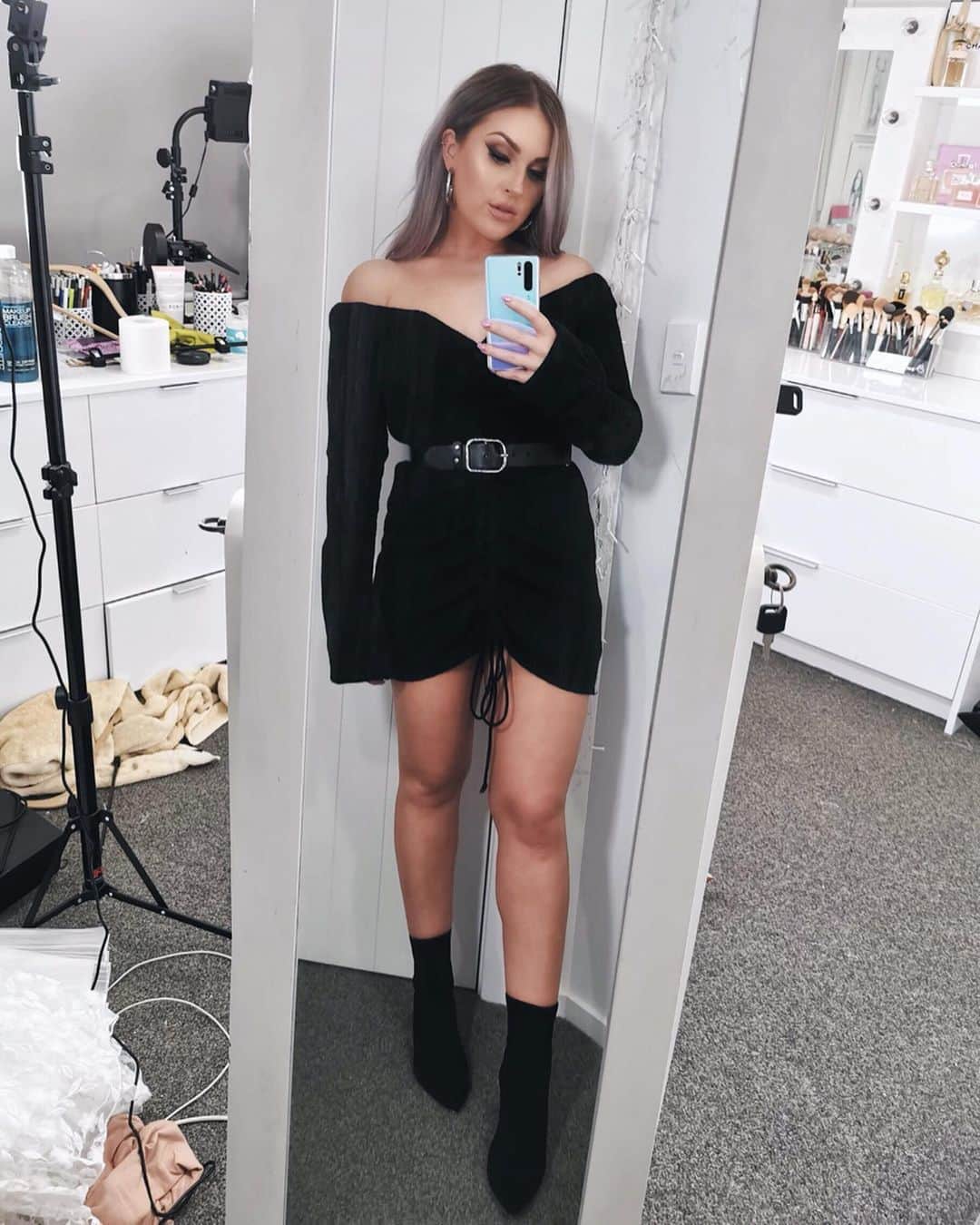Shannonさんのインスタグラム写真 - (ShannonInstagram)「Hi here’s what I look like tonight 🤠 how much do u think James Charles would charge me to facetune the mess out of my background? And maybe tweak my baby knees a wee bit x」5月8日 18時17分 - shaaanxo