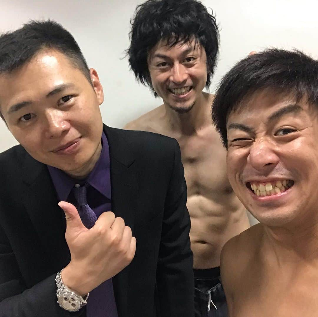 菊地浩輔さんのインスタグラム写真 - (菊地浩輔Instagram)「G.Wにごっちり演じさせてもらいました！ 劇団クラゲ荘 「才能の無いぼくら」 みんなで突っ走った5日間9公演でした！！ 今回の作品に関われた事が今後の自分の財産になると思える舞台でした！ 主演の幸さん！ 桂さん！ 順平くん！ 足木くん！ 茶谷さん！ ヒデさん！ 新村ちゃん！ 橘さん！ 雨ちゃん！ みきちゃん！ にゃんちゃん！ たいちゃん！ 宇都宮くん！ 大谷くん！ 金岡くん！ 川崎くん！ 平くん！ 富永さん！ 永松さん！ 汐風さん！ 木村さん！ 佐藤さん！ 冬子さん！ 竹内さん！ せいちゃん！ 遊喜師匠！ そして、 脚本演出の万吉さん！！ ありがとうございました！！ 稽古から本番終わるまでの約1ヶ月間、ホントに濃い時間を過ごさせてもらいました！！ なのに！万吉さんと幸さんと写真撮り忘れた！！！ なーにやってんだかよ！  #劇団クラゲ荘 #才能の無いぼくら #演劇 #芝居」5月8日 18時21分 - okikusaaan