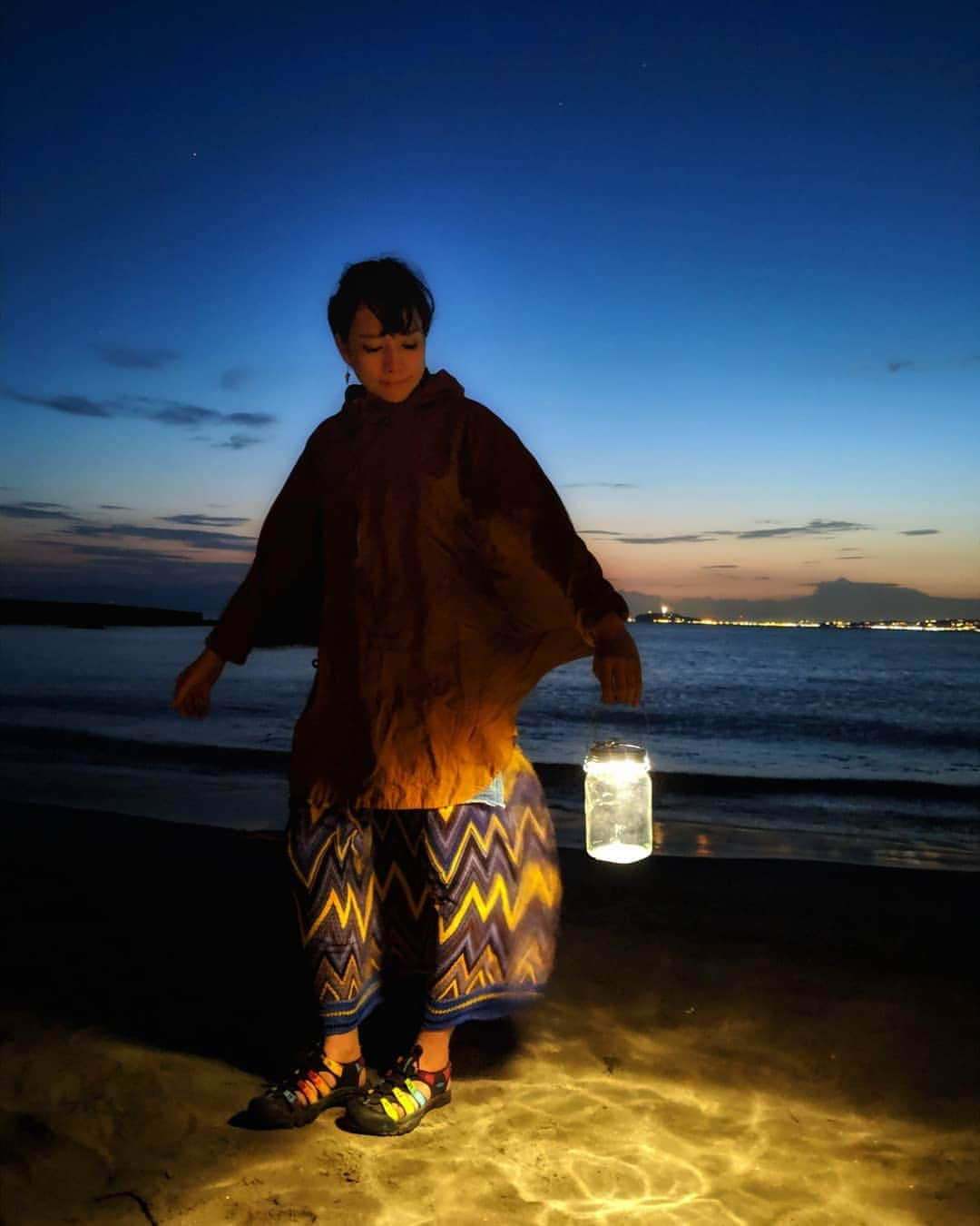 芳美リンさんのインスタグラム写真 - (芳美リンInstagram)「幻想的な夜の海をさらに際立たせてくれる、  #ソネングラス　の光✨  #南アフリカ　の#ヨハネブルグ で一つ一つ、手作りで仕上げられているそうです🌊  南アフリカの人々の生活に光を、、 というプロジェクト☀  電気の通っていない地域で、 有害な灯油やろうそくの代わりに活用される、安心な光。  失業者を雇用するなど、地域での役割も素晴らしいです。  商品の美しさだけでなく、エピソードにも感動しました✨  ソーラーパネルでエコ☀ 水に濡れてもok✨ 70%以上リサイクル素材利用✨  と#アウトドア派　には共感できるポイントが詰まっています。  砂浜に映る光の形がすごく綺麗🌊 太陽の光が夜の海を照らしてくれるなんて、なかなかロマンチックじゃないですか？✨ 貝殻や白い砂を詰めてみようかな。  森で使うなら、まつぼっくりや葉っぱもいいですね。  自然の宝物を詰めてオリジナルアイテムにしたい♥  アートです✨アート✨  そして、昨日のプレゼント企画へ、たくさんのコメントありがとうございます✨  想像よりたくさんコメントいただけて嬉しいですー♥ 引き続きご応募お待ちしています☺ トイ🐶と今からくじ引きの特訓しようかしら。  @sonnenglas_jp  #sonnenglas #太陽エネルギー#ソーラーパネル#ジャー#インテリア#アウトドア #ソーラーライト#ソーラーランタン#ランタン#エコグッズ#リサイクル #森戸海岸#ビーチキャンプ#ビーチピクニック#海好きな人と繋がりたい #湘南SUPガール#SUP#サップ #campzine掲載希望#ソトシル掲載希望#camphack取材#keen#キーン #cytokyo#cytokyo5passion#jalan_story」5月8日 18時23分 - lynn.lynn5