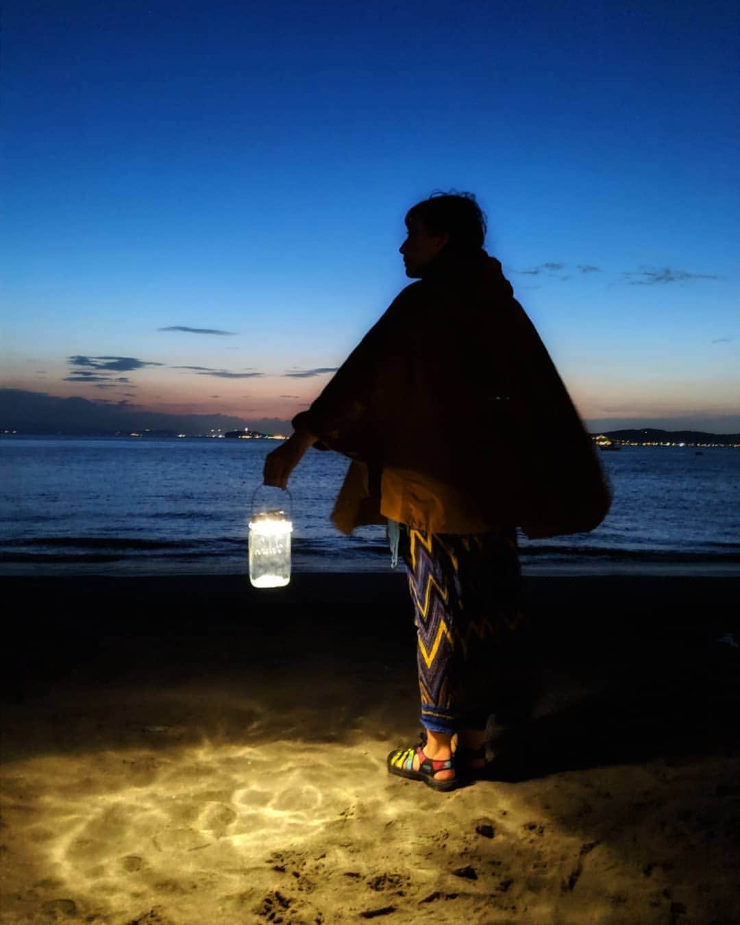 芳美リンさんのインスタグラム写真 - (芳美リンInstagram)「幻想的な夜の海をさらに際立たせてくれる、  #ソネングラス　の光✨  #南アフリカ　の#ヨハネブルグ で一つ一つ、手作りで仕上げられているそうです🌊  南アフリカの人々の生活に光を、、 というプロジェクト☀  電気の通っていない地域で、 有害な灯油やろうそくの代わりに活用される、安心な光。  失業者を雇用するなど、地域での役割も素晴らしいです。  商品の美しさだけでなく、エピソードにも感動しました✨  ソーラーパネルでエコ☀ 水に濡れてもok✨ 70%以上リサイクル素材利用✨  と#アウトドア派　には共感できるポイントが詰まっています。  砂浜に映る光の形がすごく綺麗🌊 太陽の光が夜の海を照らしてくれるなんて、なかなかロマンチックじゃないですか？✨ 貝殻や白い砂を詰めてみようかな。  森で使うなら、まつぼっくりや葉っぱもいいですね。  自然の宝物を詰めてオリジナルアイテムにしたい♥  アートです✨アート✨  そして、昨日のプレゼント企画へ、たくさんのコメントありがとうございます✨  想像よりたくさんコメントいただけて嬉しいですー♥ 引き続きご応募お待ちしています☺ トイ🐶と今からくじ引きの特訓しようかしら。  @sonnenglas_jp  #sonnenglas #太陽エネルギー#ソーラーパネル#ジャー#インテリア#アウトドア #ソーラーライト#ソーラーランタン#ランタン#エコグッズ#リサイクル #森戸海岸#ビーチキャンプ#ビーチピクニック#海好きな人と繋がりたい #湘南SUPガール#SUP#サップ #campzine掲載希望#ソトシル掲載希望#camphack取材#keen#キーン #cytokyo#cytokyo5passion#jalan_story」5月8日 18時23分 - lynn.lynn5