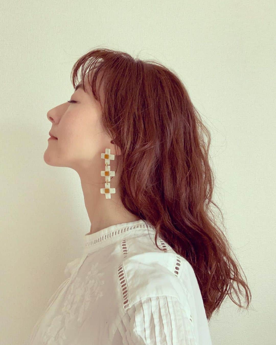 東麻美さんのインスタグラム写真 - (東麻美Instagram)「令和元年、新しいスタートにまだまだピッカーンときてませんが 皇居🎌中華🥟「マックイーン モードの反逆児」📽 令和の始まりを記録🕊🕊🕊 ・ #newhair #now #令和元年 5月1日の記録 #love」5月8日 18時26分 - asamihigashi