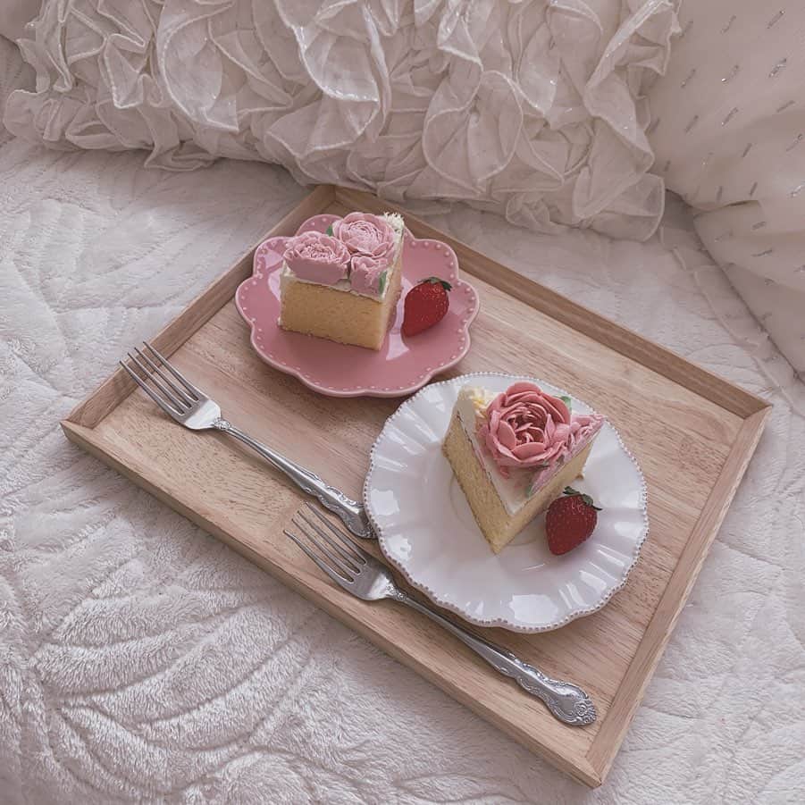 maari watanabe(まありん)さんのインスタグラム写真 - (maari watanabe(まありん)Instagram)「.*⑅︎୨୧┈︎┈︎┈︎┈︎┈︎┈︎┈┈︎┈︎┈︎┈︎┈︎୨୧⑅︎* .  お花のバタークリームケーキ🌸 ・ ・ 韓国っぽい❤︎ スポンジのキメが細かくてほんとに美味しいケーキ🎂 普通のケーキが食べれなくなる。。 可愛いケーキたくさん作りたいなぁ🥺 食べてくれる人募集😭 .*⑅︎୨୧┈︎┈︎┈︎┈︎┈︎┈︎┈┈︎┈︎┈︎┈︎┈︎୨୧⑅︎* .  #おうちかふぇ#데코레이션케이크#케이크#デコレーションケーキ#フラワーケーキ#Flowercake#フラワーケーキ教室#デコカップケーキ#バタークリーム#イタリアンメレンゲ#お花ケーキ#薔薇絞り#お花絞り#おうちカフェ#手作りケーキ#インスタ映えスイーツ#フォトジェニックスイーツ#まありんおうちカフェ#アンティークカフェ」5月8日 18時26分 - manyo_wt