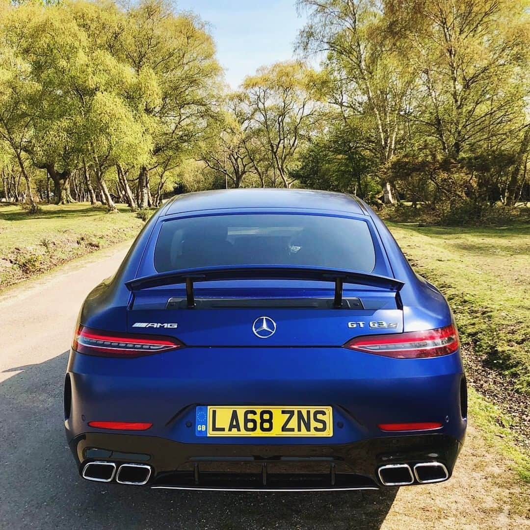 メルセデス・ベンツさんのインスタグラム写真 - (メルセデス・ベンツInstagram)「Can't stop staring. 💘 Photo by @t1dso. __________ [Mercedes-AMG GT 63 S 4MATIC+ | Kraftstoffverbrauch kombiniert: 11,3 l/100 km | CO₂-Emissionen kombiniert: 257 g/km | http://mb4.me/nefz] . #MercedesBenz #MercedesAMG #AMG #Drivingperformance #AMGGT63S #⭐ #LifeisaRace #4doorcoupé #mbfanphoto #automotivedesign #greatoutdoors #mbcar」5月8日 18時30分 - mercedesbenz