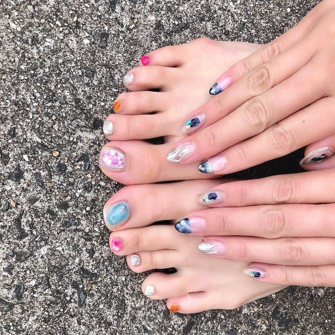 本谷紗己さんのインスタグラム写真 - (本谷紗己Instagram)「new nail﻿ ﻿ ハンド&フット同時に﻿ していただきました❤️﻿ ﻿ クリアとミラーが可愛い﻿ どんぴしゃネイル🥺🌺﻿ ﻿ ﻿ @freenail_jpn さんです❤️﻿ ﻿ ネイル終わりのパックもたのしみのひとつ🤩✌️﻿ ﻿ やっぱネイル﻿ テンションあがる〜っっ❤️﻿ ﻿ ﻿ ﻿ #nail #フリーネイル #ネイル﻿ #心斎橋 #本店 #シンプルネイル #ネイルデザイン﻿ #夏ネイル #夏ネイル2019 #春ネイル #春ネイル2019 #フットネイル #ミラーネイル #osaka #スキンケア #メイクアップ #make #ヘアメイク」5月8日 18時32分 - sappyon38