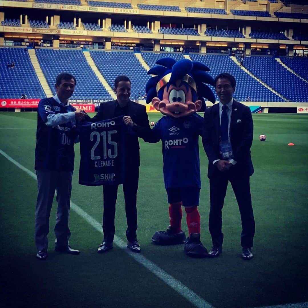 クリストフ・ルメールさんのインスタグラム写真 - (クリストフ・ルメールInstagram)「Proud to receive Gamba Osaka’s jersey from Mr Fukuda ‘s hands , Director of Daicel company . #215winners #Daicel#gambaosaka#panasonicstadiumsuita #soccer#jra」5月8日 18時33分 - christophelemaire_officiel