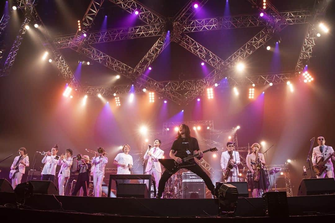 猪狩秀平さんのインスタグラム写真 - (猪狩秀平Instagram)「♪ . HEY-SMITH & Tokyo Ska Paradise Orchestra🔥🔥🔥 . At Saitama Super Arena⚽️ . Photo by 釘野孝宏 . #heysmith  #東京スカパラダイスオーケストラ」5月8日 18時42分 - hey_igari_0131