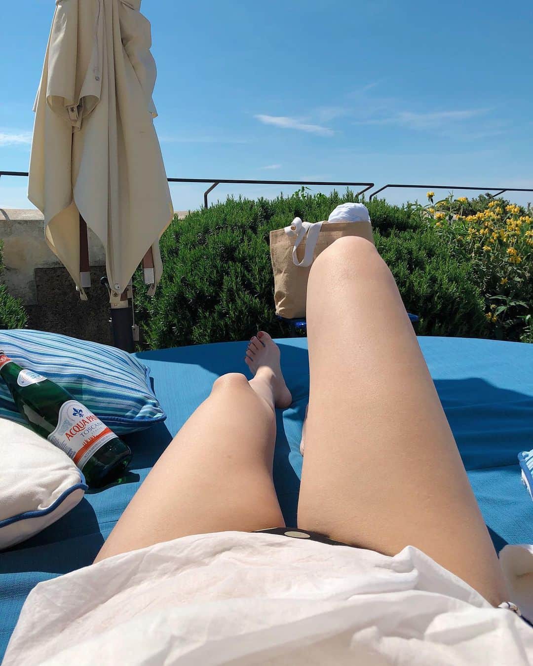 野崎玲欧奈さんのインスタグラム写真 - (野崎玲欧奈Instagram)「🌞🌞🌞 . just chilling . . #amalfi #italy #honeymoon #イタリア #アマルフィ #新婚旅行 #寒い日が続いてたから今日は天国👼🏻」5月8日 18時53分 - reonanozaki