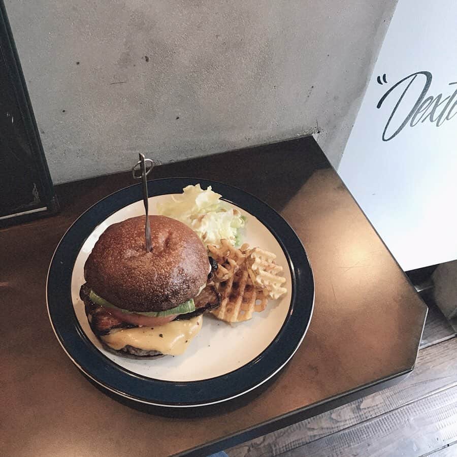 野村明日香のインスタグラム：「* お腹すいた〜〜🤤🤤 関係ないけど結構前に食べて美味しかったやつ🍔 * #大阪 #中崎町 #グルメ #カフェ #ランチ #大阪カフェ #大阪ランチ #中崎町カフェ #ハンバーガー #ベーコンチーズバーガー #dexterdiner #instagood #instalike #instafood #instagram」