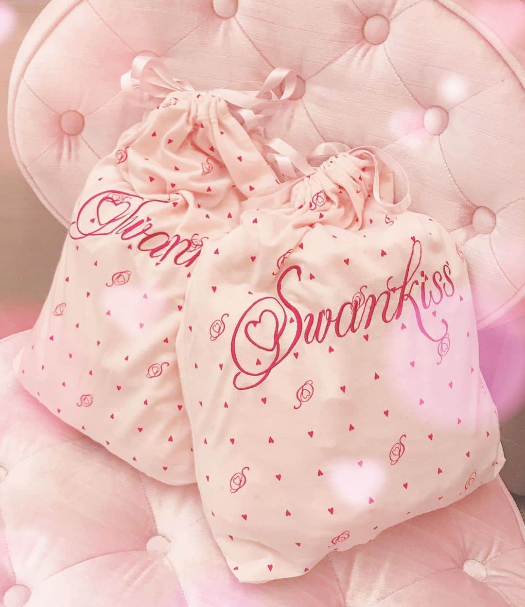 たんりいさんのインスタグラム写真 - (たんりいInstagram)「. . @universalportvita へお泊り🌸🌸🌸 ピンクのお部屋でめっちゃ可愛くて この為にルームウェアGETしたのっ💕 . SwankissとVirgirlのコラボの ルームウェア💓あずりいでお揃い🎀 . . #hoteluniversalport #hotel #girls #roomwear #pajamas #swankiss #virgirl #pinkroom #pink #pinkhotel #ホテルユニバーサルポートヴィータ #ホテルユニバーサルポート #ユニバホテル #ピンクホテル #スワンキス #ルームウェア #パジャマ」5月8日 18時51分 - tanrii97