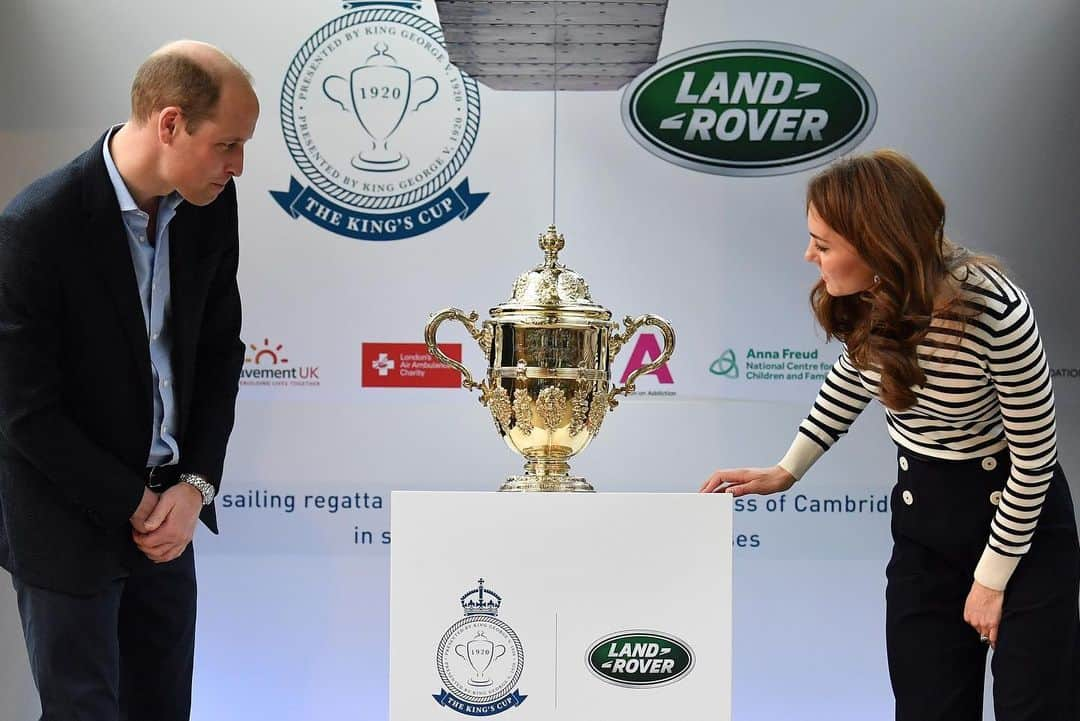 ロイヤル・ファミリーさんのインスタグラム写真 - (ロイヤル・ファミリーInstagram)「The Duke and Duchess of Cambridge will host the inaugural regatta The King’s Cup this summer to raise awareness and funds for eight charitable of which Their Royal Highness’s are Patrons.  The Duke and Duchess will compete as skippers of individual sailing boats in an eight-boat regatta race in August on the Isle of Wight. The winning team will be awarded The King’s Cup, a historic trophy first presented by King George V at Cowes’ Royal Yacht Squadron in 1920.  Follow @kensingtonroyal for more.」5月8日 18時53分 - theroyalfamily