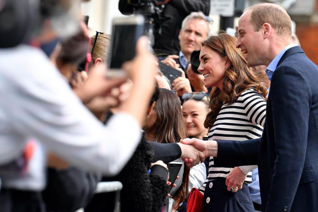 ロイヤル・ファミリーさんのインスタグラム写真 - (ロイヤル・ファミリーInstagram)「The Duke and Duchess of Cambridge will host the inaugural regatta The King’s Cup this summer to raise awareness and funds for eight charitable of which Their Royal Highness’s are Patrons.  The Duke and Duchess will compete as skippers of individual sailing boats in an eight-boat regatta race in August on the Isle of Wight. The winning team will be awarded The King’s Cup, a historic trophy first presented by King George V at Cowes’ Royal Yacht Squadron in 1920.  Follow @kensingtonroyal for more.」5月8日 18時53分 - theroyalfamily