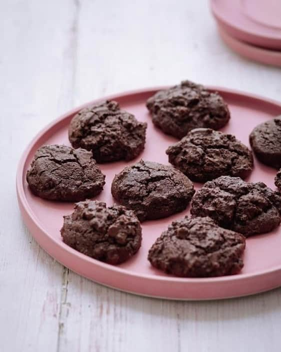 ナイジェラ・ローソンさんのインスタグラム写真 - (ナイジェラ・ローソンInstagram)「Midweek Treat: these Triple Chocolate (dark chocolate, chocolate chips, and cocoa) Buckwheat Cookies are #RecipeOfTheDay. Buckwheat gives a wonderful smokey shortbreadiness, as well as, incidentally, making these elegant cookies #glutenfree.  I just love these, and this also happens to be one of my favourite photographs from #SimplyNigella  Photograph, while we’re speaking of it, by @nordljus  And to get the recipe, click on link in bio. To clarify, proceed as follows: tap on my name, which will take you to a page that has a link on it that says www.nigella.com/instagram. When you click on this link, it will take you to a page of photographs: click on the photograph of the recipe in question!」5月8日 18時57分 - nigellalawson