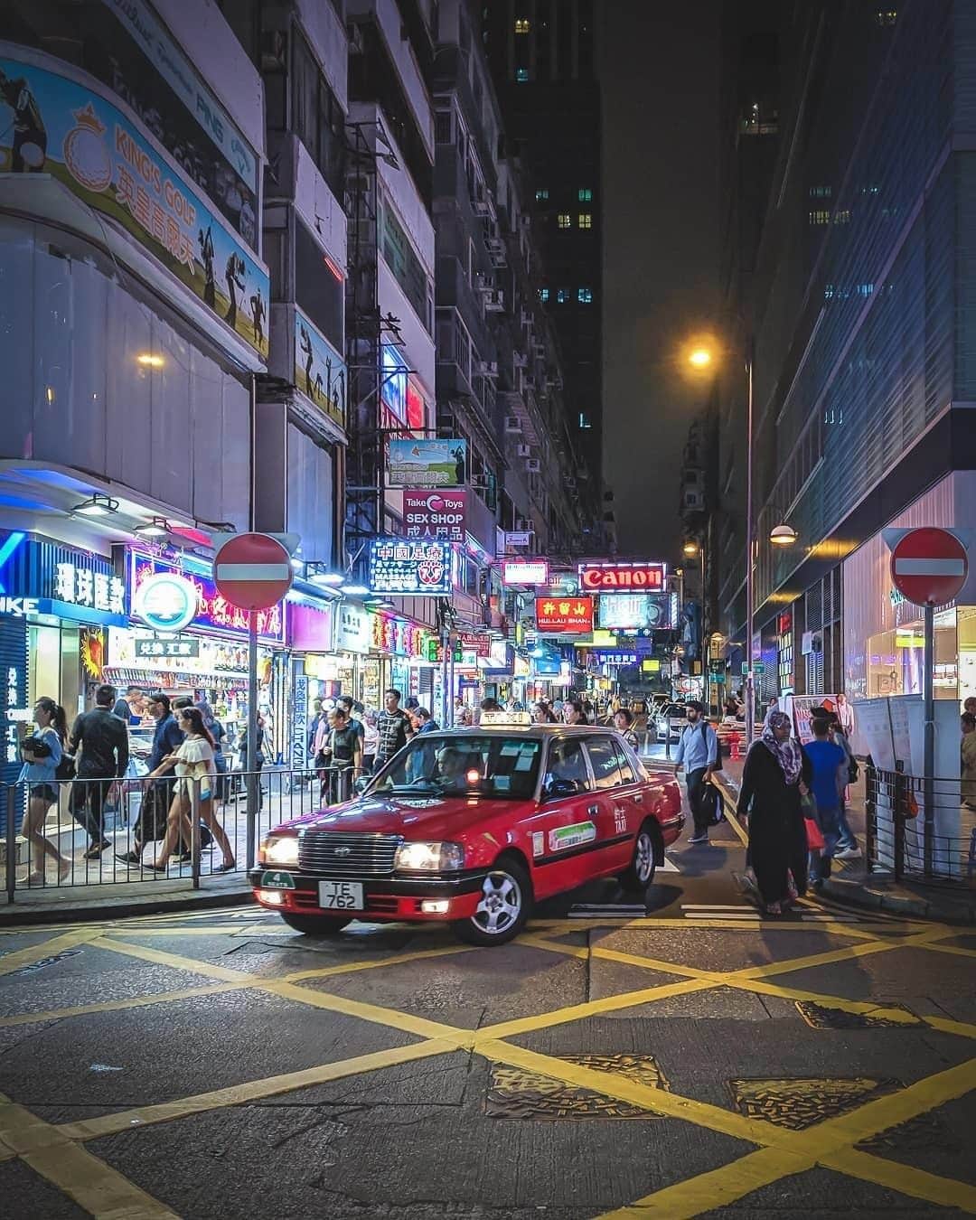 Discover Hong Kongさんのインスタグラム写真 - (Discover Hong KongInstagram)「A Hong Kong photo tip: capture the city’s unique streetscapes after dark. 香港美拍點子：夜遊鬧市，隨拍熱鬧街景！ 📷: @tam.visuals #DiscoverHongKong #repost」5月8日 19時01分 - discoverhongkong