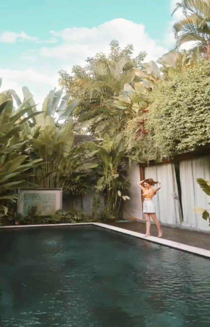エリッサ・ヤマダのインスタグラム：「On my last trip to Bali, I stayed at this beautiful and spacious @homeawayasia villa in Seminyak area which I highly recommend especially if you're traveling in a group. Sound on and enjoy the tour! 😁 • Link to book this place: hmwy.io/elleinbali • Music: Ashton Edminster - Shades of Blue  #ellejessinbali #GetHomeAwayinTokyo #GetAwaywithHomeAway #HomeAway」