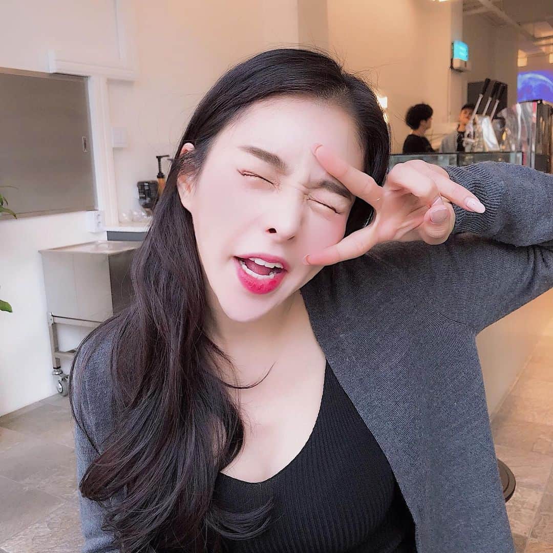 ダユンさんのインスタグラム写真 - (ダユンInstagram)「끝까지 봐주세요 님들 왜 친구가 찍어주면 가만히 있질 못하겠지?」5月8日 19時01分 - 2__yun__2