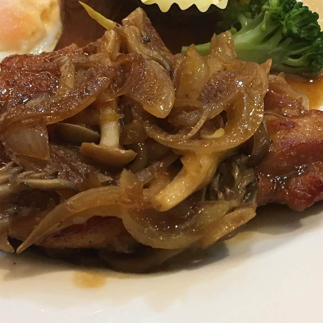 柳家さん生さんのインスタグラム写真 - (柳家さん生Instagram)「5/8晩ご飯だぁ〜 チキンガーリックソテー 玉ねぎとしめじのソテーたっぷり #さん生 #中井 #喫茶 #館 #チキンガーリックソテー #サラダ #珈琲」5月8日 19時04分 - waraiguma1957