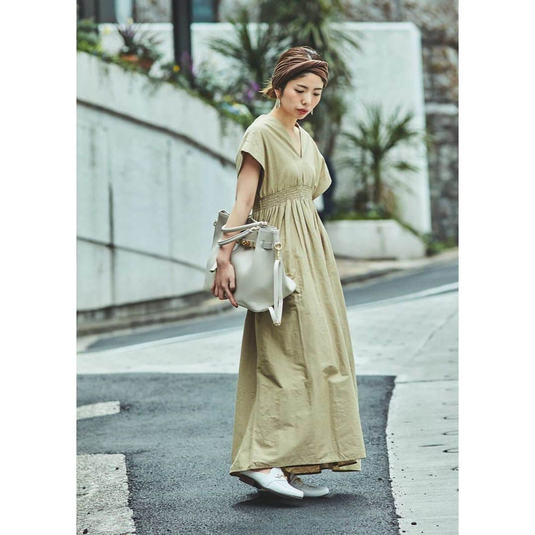 NOBLEさんのインスタグラム写真 - (NOBLEInstagram)「1977年、一着の服から始まった私たちベイクルーズグループは﻿ おかげさまで40周年を迎えることができました。﻿ 今ではファッションだけでなく、﻿ フード、インテリア、フィットネス、とその可能性を広げてきました。﻿ これからも“衣食住美”を通して、皆さまに、﻿ 楽しみ・喜び・驚き・感動といった、﻿ “ワクワクするシーン”を提供してまいります。﻿ ﻿ ﻿ ◾︎style1﻿ \5/12(sun) 着用MARIHAスカートサイズ別注 販売START!/﻿ ・skirt「MARIHA」¥24.000(+tax)﻿﻿﻿ ・cardigan ¥16.000(+tax)﻿ ・bag「MARROW」¥20.000(+tax)﻿﻿ ﻿・sandal「TSURU by MARIKO OIKAWA」¥20.000(+tax)﻿﻿ ﻿ ◾︎style﻿ \5/12(sun)着用 夏の光のドレス 新色を加えて販売START!/﻿ ・dress「MARIHA」¥25.000(+tax)﻿﻿﻿﻿ ・bag「MILOS」¥19.000(+tax)﻿ ・shoes「CAMINANDO」¥18.500(+tax)﻿ ﻿ ﻿ ﻿ 【スペシャルコンテンツ公開！】﻿ “BAYCREW’S 40ITEMS×40SNAPS!!”﻿ IENAやJOURNAL STANDARDなど、﻿ アパレル各ブランドの40周年記念アイテムを﻿ 着用したスタッフスナップ40ルックを大特集。﻿ ﻿ ﻿ 詳しくはベイクルーズストアをチェック！﻿ ﻿ #baycrews_40th #NotSmartButCreative #たかが服されど服 #baycrews」5月8日 19時05分 - noble.jp