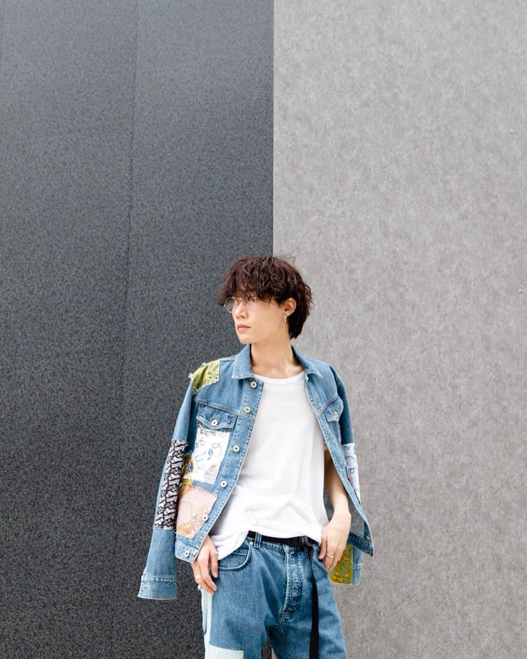 Fashionsnap.comさんのインスタグラム写真 - (Fashionsnap.comInstagram)「“僕らの街にロエベがやってくる”﻿ ﻿ 「ロエベ」が夏に向けた「パウラズ イビザ」コレクション第3弾を発売。今年は “ロードトリップ“をテーマにビンクのトレーラーが全国5都市7ヶ所を巡回します🚌﻿ 次の停留地は大阪！﻿ ﻿ 【PICK UP ITEM】﻿ 左右の丈が非対称だったり、パウラズのアーカイブプリントがパーチワークされた遊び心のあるボタンアップデニムジャケットは持っているだけで楽しくなる一着。風合いのあるマルチトーンのジーンズと組み合わせて。﻿ ﻿ 【阪急サン広場】﻿ 5/9(木)〜5/12(日)10:00〜20:00﻿ ※10日は14時閉店﻿ ﻿ Name 花沢将人 @masatohanazawa_official﻿ Denim Jacket ¥129,600（＋tax）﻿ Jeans ¥129,600（＋tax）﻿ ﻿ #ロエベ﻿ #loewepaulas﻿ #loewe_pr﻿ @loewe」5月8日 19時06分 - fashionsnapcom