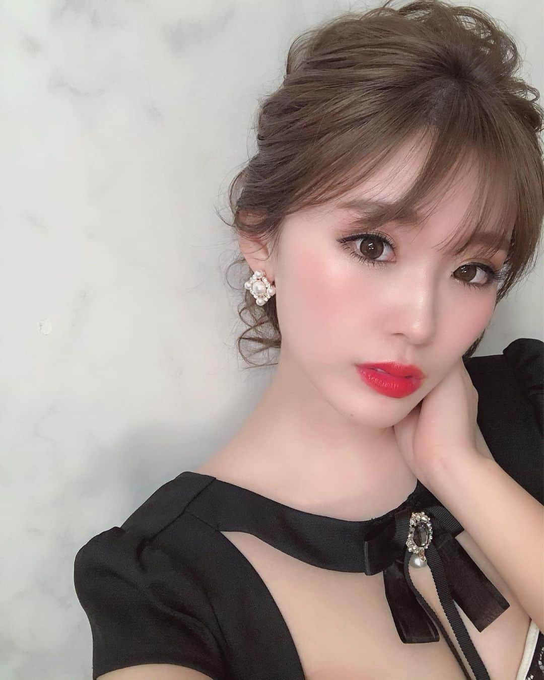 藤川沙弥のインスタグラム：「濃いメイクに久しぶりの赤リップ💄﻿ hairは神業memiちゃん🧚🏻‍♀️💫👏🏻﻿ ﻿ ﻿大好きな @andress_official_ さんの撮影👗﻿ レース使いが本当に綺麗。。🥺✨﻿ 新作はお嬢様系が多くて可愛かった~💗﻿ ﻿ 皆様、長丁場お疲れ様でした☺️💜﻿ ﻿ ﻿ 身体のラインが出る撮影の前は﻿  @aminas_ashiya へ♡﻿ 痩身マッサージとフェイシャルエステに💆‍♀️﻿ ﻿ アミちゃんのゴリゴリマッサージで﻿ 浮腫みがスッキリして、いつも﻿ before→afterが違いすぎて﻿ 顔が倍になってたんや…って気づきます。笑」