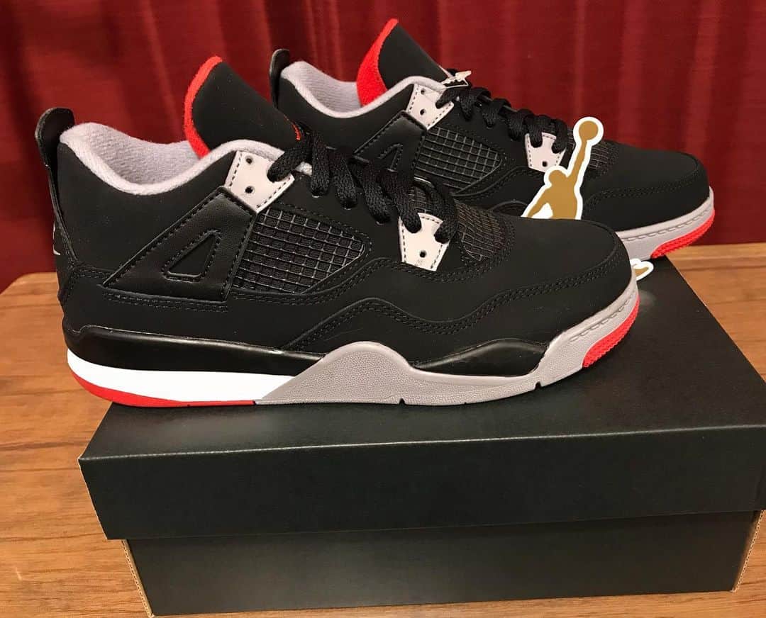 のインスタグラム：「・ ・ 届いた。 ・ ・ 息子のだけど笑。 ・ いやー、やっぱかっこいいなあ。。 ・ ちょっと小さいくらいのほうが、 ・ 全体のフォルムがちゃんと見えてよりカッコ良く感じる ・ 、、、なんか、、、 ・ めっちゃジェラる。 ・ 履けないけど！ ・ #nike #airjordan4bred #kidssize3 #sneakers #スニーカー #ナイキ #エアジョーダン4 #キッズサイズ #息子の靴 #ジェラる #clammbon #クラムボン #ミト #ミトムボン」