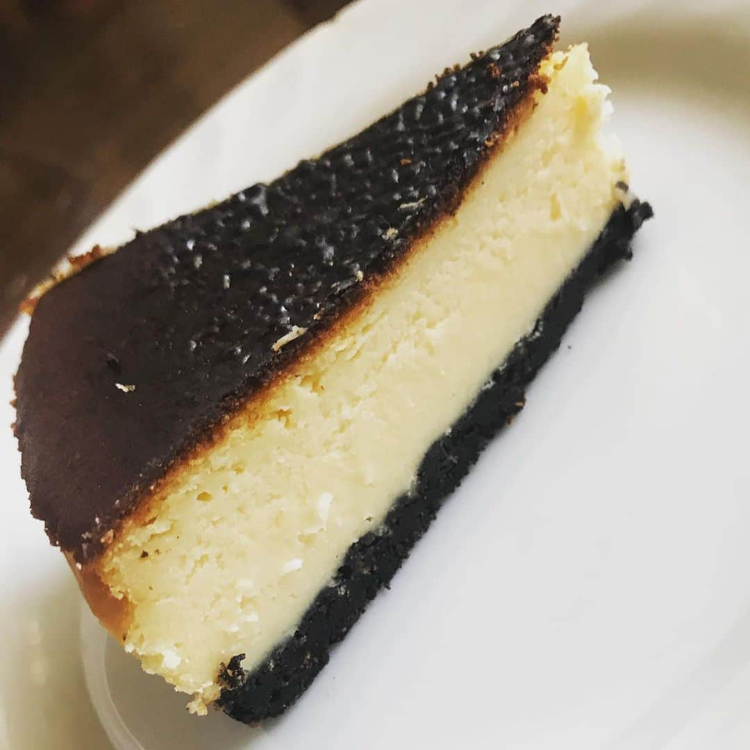 西田さおりさんのインスタグラム写真 - (西田さおりInstagram)「バスク風？？？チーズケーキを 作りました。 焦げてますがバスク風といえば セーフです。便利です。 味はR-1です。  #バスク風チーズケーキ #ただ上焦がしただけ #下のボトムはオレオです #下は焦がしてません #味はR-1です #健康的です」5月8日 19時20分 - saori19950108