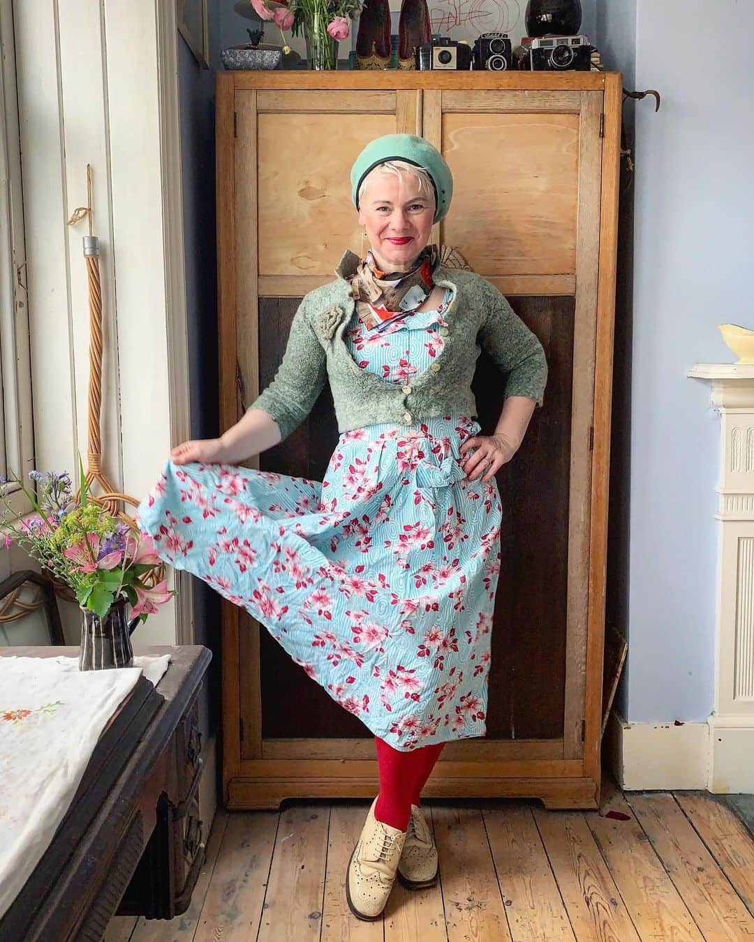 Tea and sittingのインスタグラム：「It’s #plasticfreeday today so I thought I’d share a #plasticfree outfit... However, it was actually much trickier than I thought it would be and although the elements you can see here are basically plastic free, there is nylon in my socks, my shoe laces have plastic tips, the cardigan buttons are plastic, there are nylon labels in the cardigan and beret and my underwear contains plastic. It’s a massive reminder for me that if we live in this plastic world, we must at least try to live more sustainably and encourage so much less new plastic clothing. More of the story and lineage of my clothes below... —————————————————— •Beret - ( wool )bought in the 1980’s in a sale from MEXX. The black trim used to be covered in a plastic faux leather but it has all come off over the years. •Neck Scarf - ( 100% Silk ), designed and made by me •Earrings - ( metal ) made by @vivienne.ridley from vintage make-up compacts •Cardigan - ( wool ) An accidentally shrunken Laura Ashley from the 1990’s which was my mum’s •Dress - ( cotton ) A vintage 1940’s or 50’s dress I’ve had since my teens. I bought in a vintage clothes shop in Leamington Spa in about 1987 •Socks - ( cotton ) cut down children’s red tights from Asda about 5 years ago •Shoes - ( leather ) Vintage 1970’s brogues with leather soles and no eyelets for laces —————————————————— #sustainablefashion #vintageclothes #upcycledfashion #fashionrevolution #sustainablestyle #responsiblestyle #consciousconsumer #5ftinfwearsthings」
