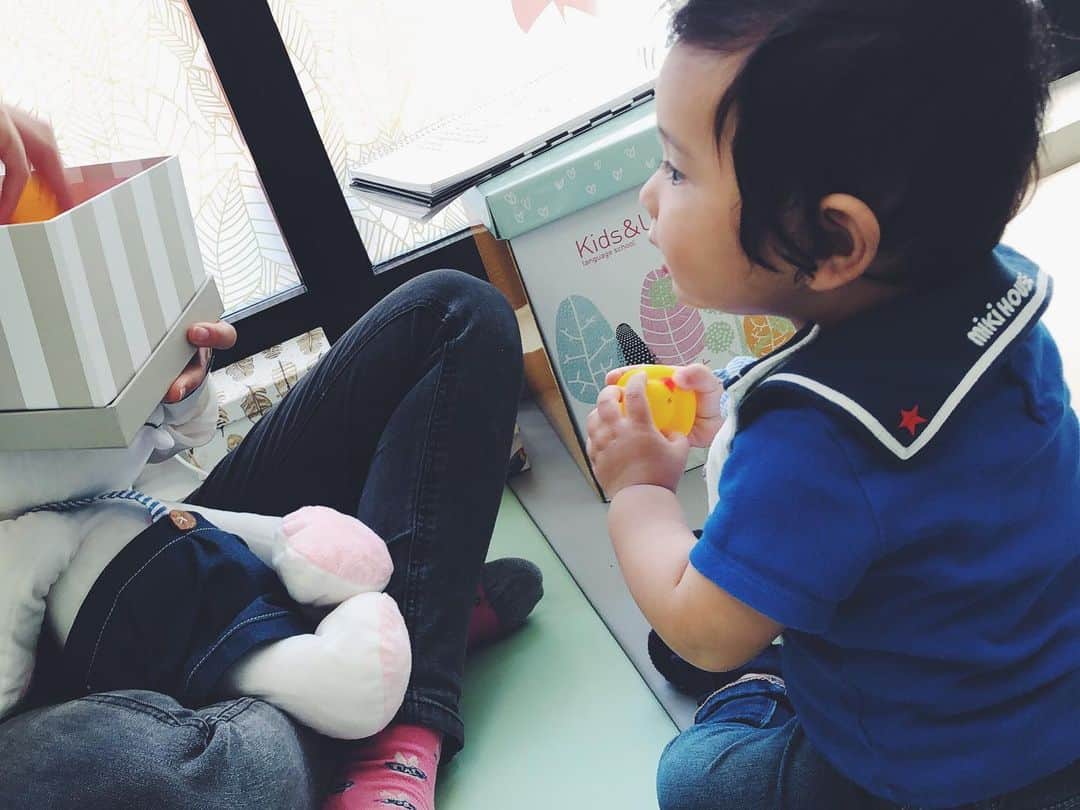尾形沙耶香さんのインスタグラム写真 - (尾形沙耶香Instagram)「@kidsandusebisu にて楽しい#英語の時間 。 お部屋に入るなりこの笑顔👶🏻 先生の言葉とジェスチャーを見聞きするようになった証に、レッスン中に出てくる🎁を開ける前にノックする事も出来るようになりました。箱の中には毎週決まったお友達が待っていてくれます🐮🐶🐑🐥 どんどん慣れていくジョージ。最後はお決まりの、寝ているmousy🐭を起こしてしまいながらのレッスン終了😂  前回よりもグッと楽しそうに、積極的になっています。 次回も楽しみ！  #1歳からの英語  #kidsandusjapan」5月8日 19時13分 - sayakaogata