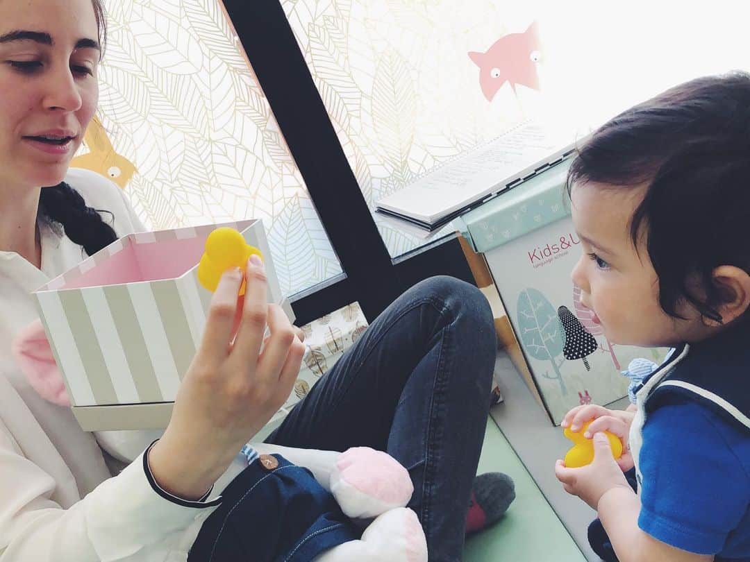 尾形沙耶香さんのインスタグラム写真 - (尾形沙耶香Instagram)「@kidsandusebisu にて楽しい#英語の時間 。 お部屋に入るなりこの笑顔👶🏻 先生の言葉とジェスチャーを見聞きするようになった証に、レッスン中に出てくる🎁を開ける前にノックする事も出来るようになりました。箱の中には毎週決まったお友達が待っていてくれます🐮🐶🐑🐥 どんどん慣れていくジョージ。最後はお決まりの、寝ているmousy🐭を起こしてしまいながらのレッスン終了😂  前回よりもグッと楽しそうに、積極的になっています。 次回も楽しみ！  #1歳からの英語  #kidsandusjapan」5月8日 19時13分 - sayakaogata